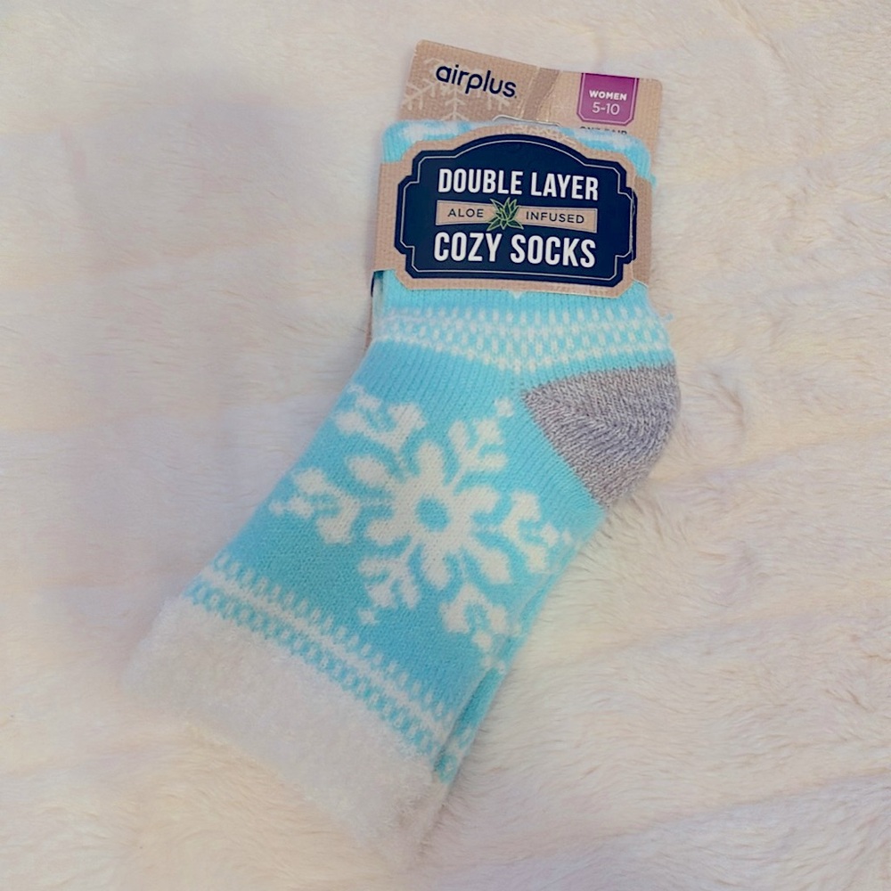 Woman’s aloe snowflake print cozy socks